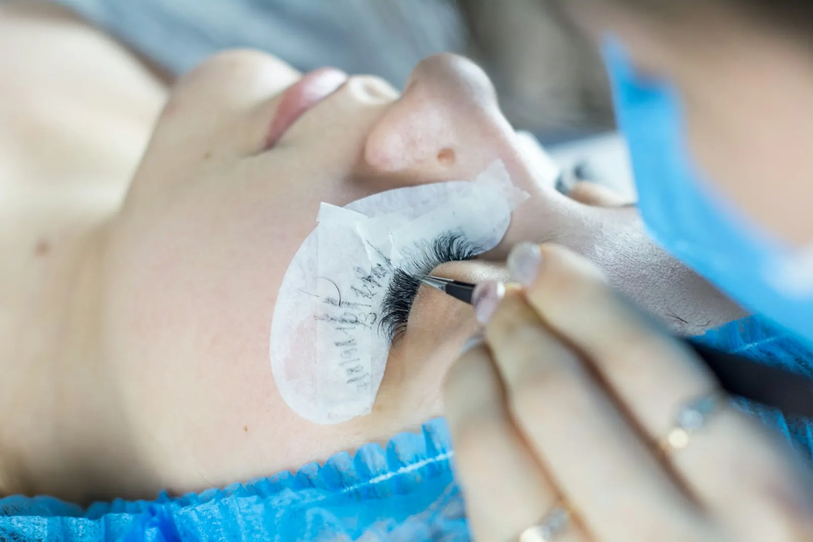 Pose d'extensions de cils, patchs sous les yeux
