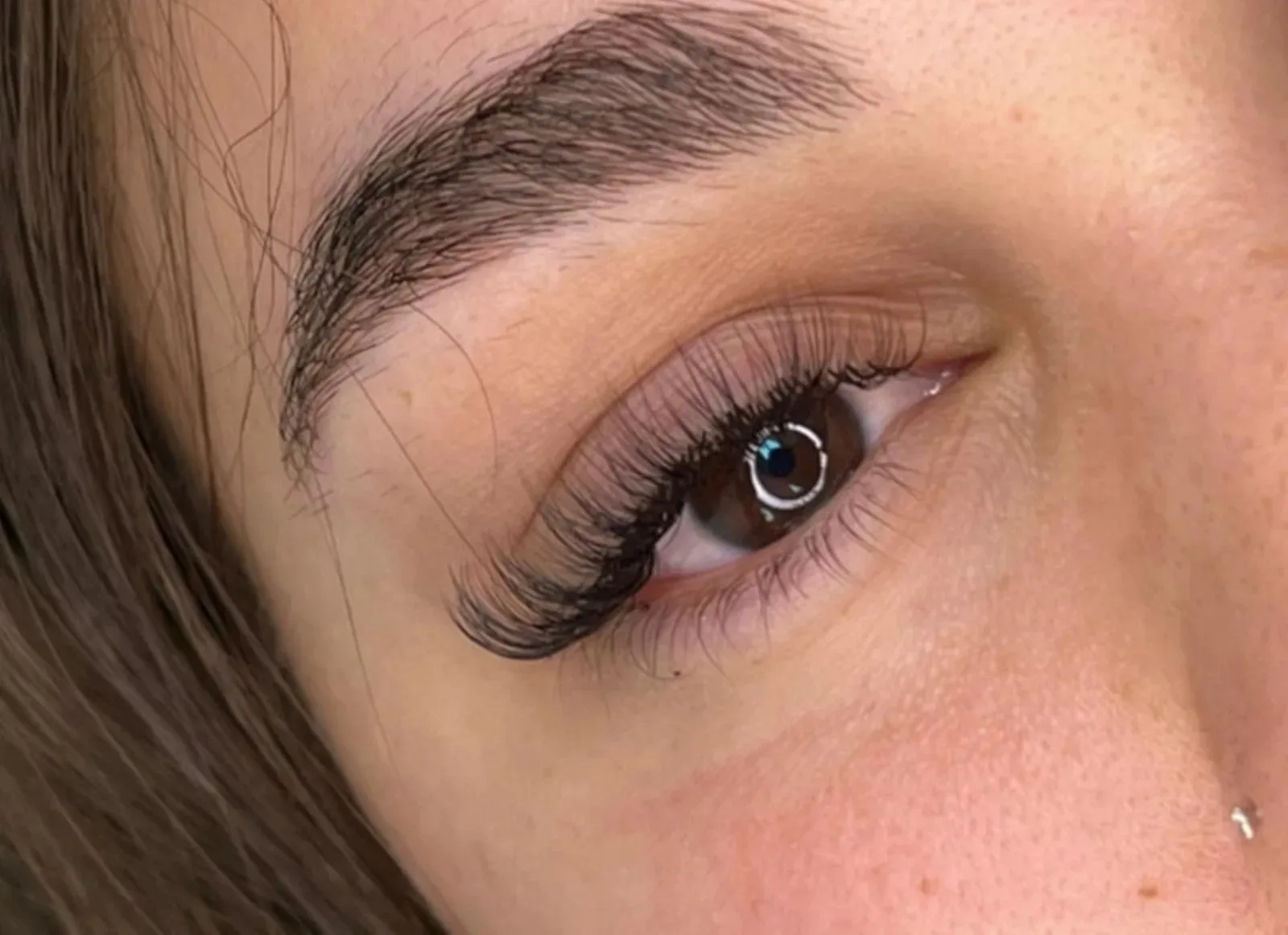 Gros plan d’une pose hybride, regard texturé et naturel